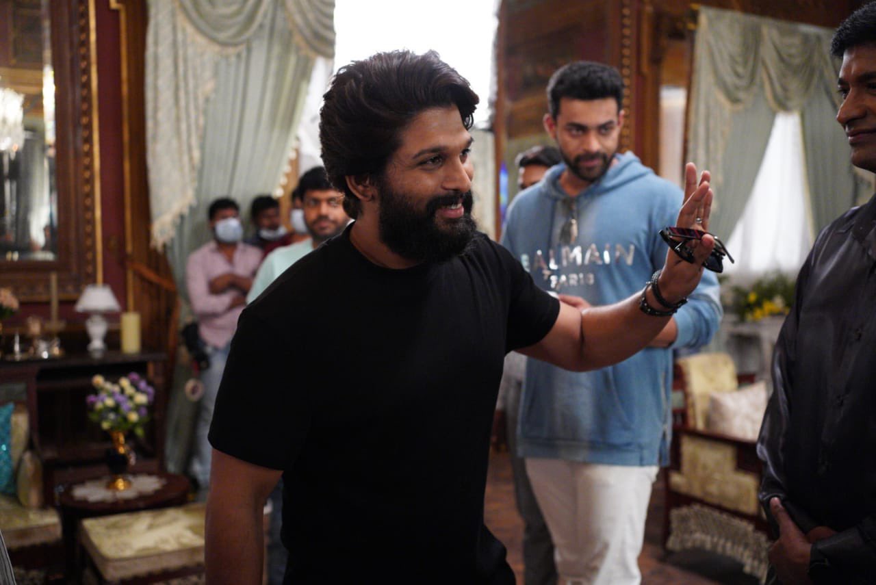 Allu Arjun Visits The Sets Of Venkatesh And Varun Tejs F3 GG2