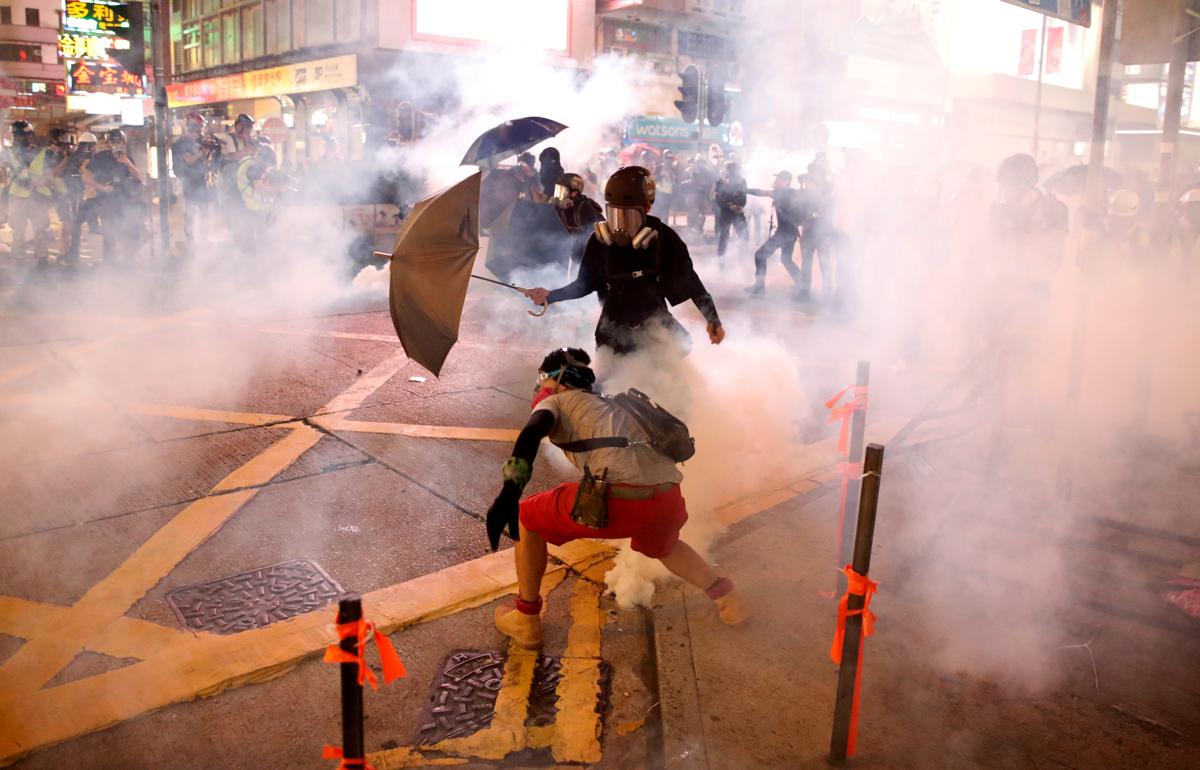 Hong Kong riot police confront protesters a day after violent clashes - GG2