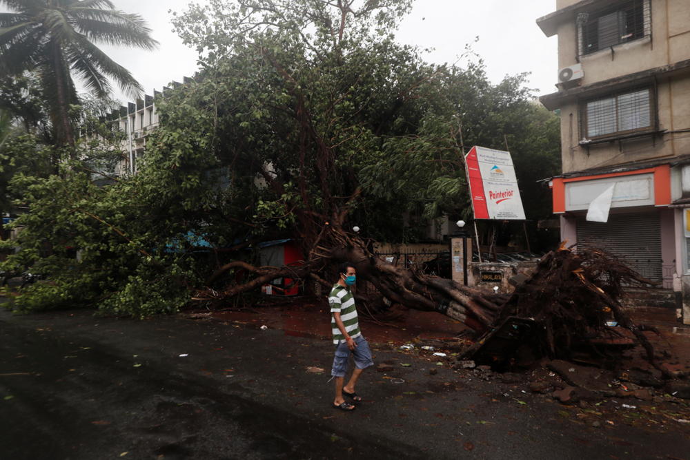 Mumbai avoids brunt of cyclone that barrels into India’s west coast GG2