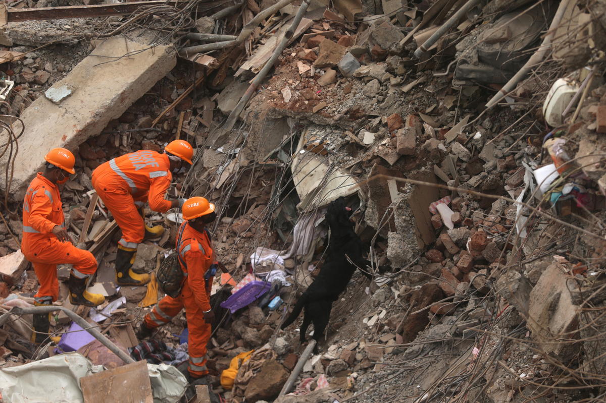 Search for survivors after India building collapse - GG2