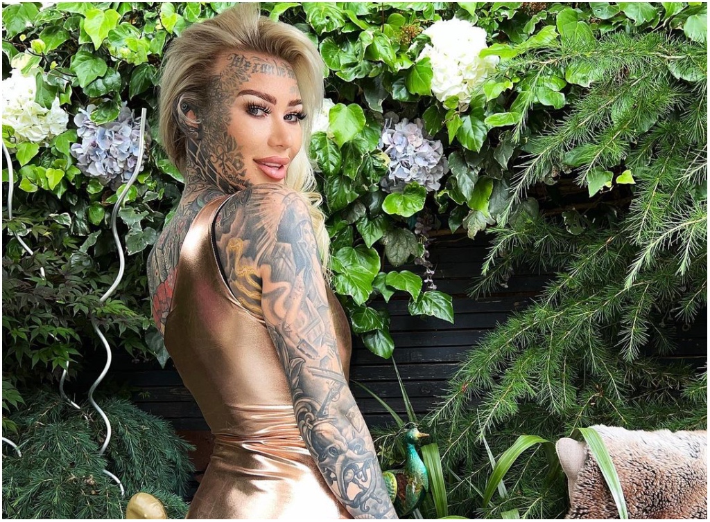 ‘britains Most Tattooed Woman Becky Holt Sets New Record Got Her Labia Tattooed Gg2 